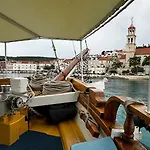 Rhythm Floating Hostel - Zadar